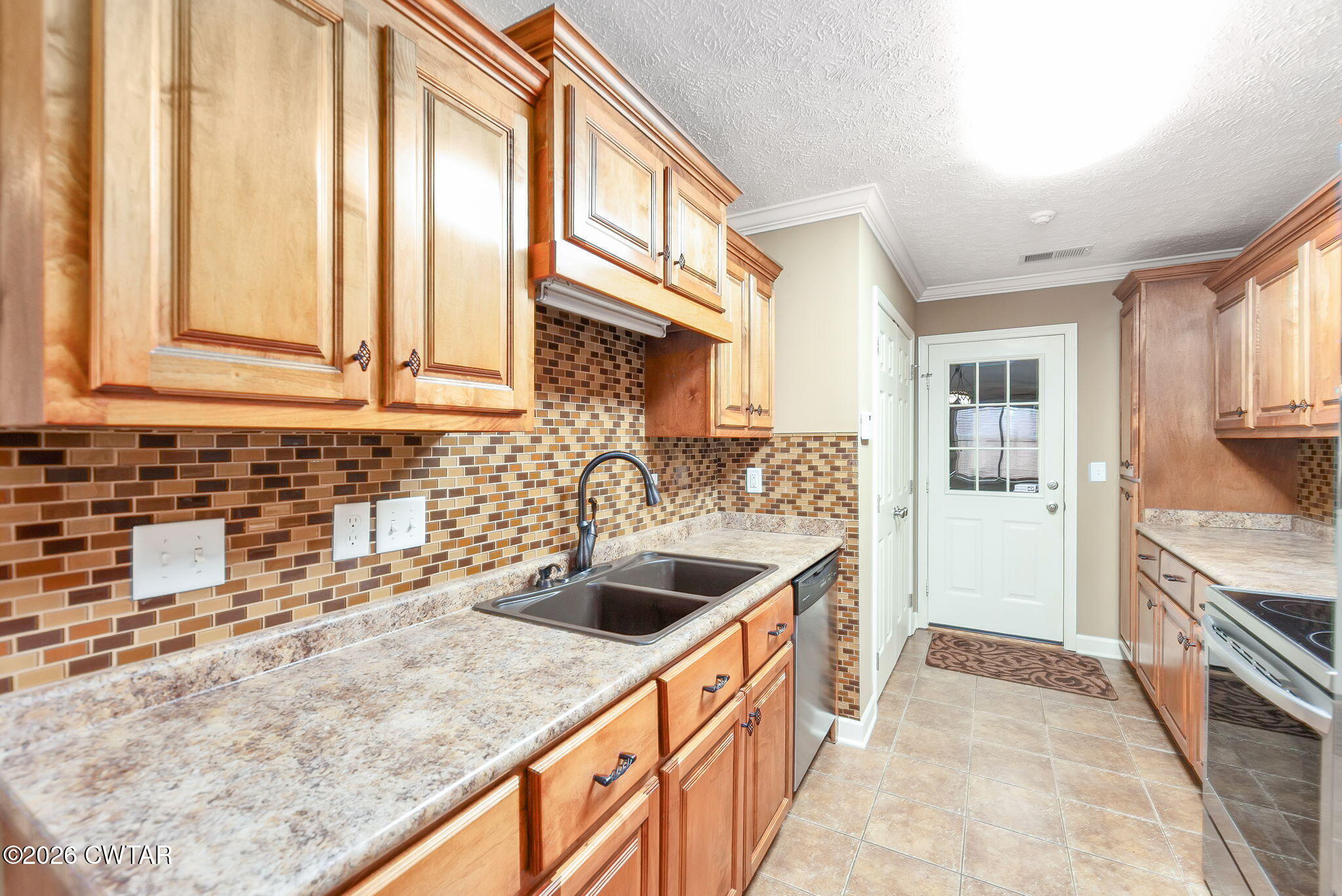 9 Sandbourne Cove Jackson, TN 38305 - Photo 4 of 22 a kitchen that has a sink and a stove in it
