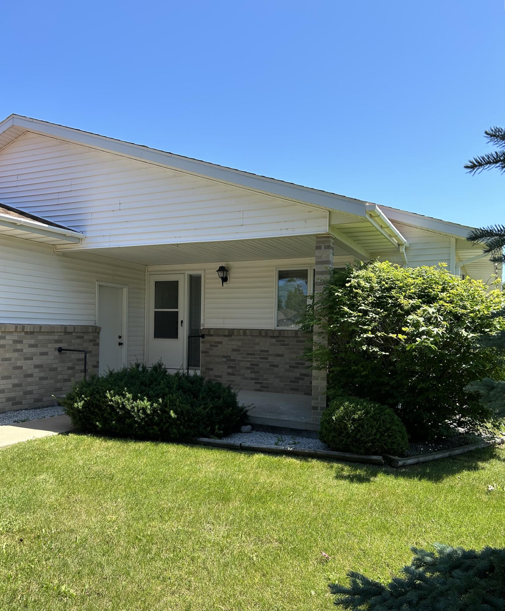 141 Riverside Drive Cheboygan, MI 49721 - Photo 4 of 25 Gallery Image 4