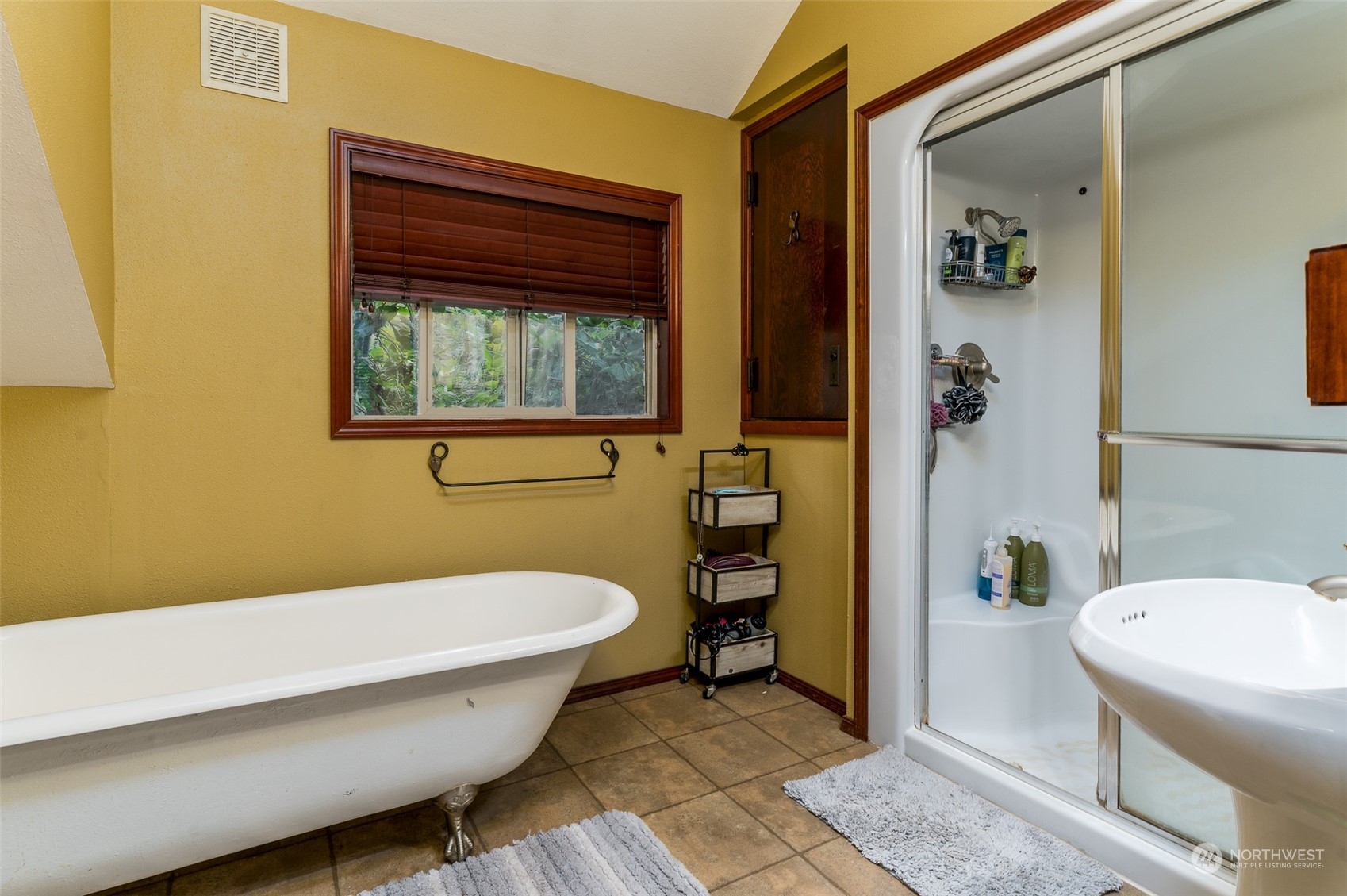 6283 Noon Road Everson, WA 98247 - Photo 24 of 40 a bathroom with a sink and a bathtub
