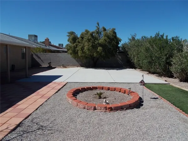 $2,000 | 6236 Silverfield Drive, Las Vegas, NV 89103