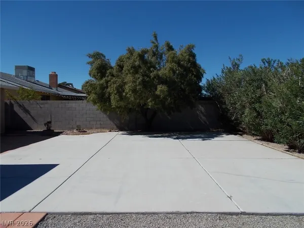 $2,000 | 6236 Silverfield Drive, Las Vegas, NV 89103