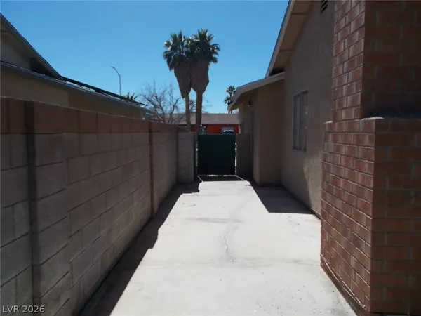 $2,000 | 6236 Silverfield Drive, Las Vegas, NV 89103