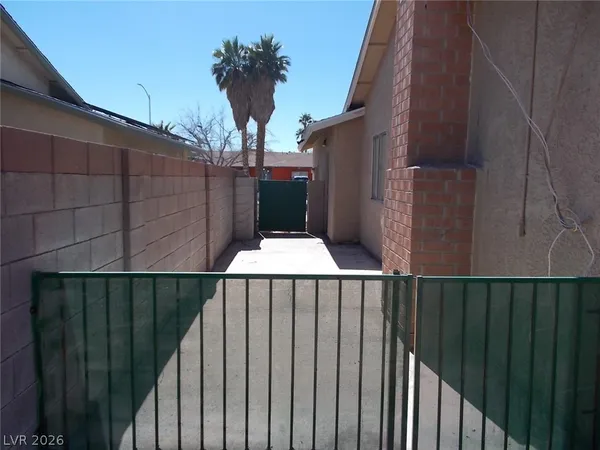 $2,000 | 6236 Silverfield Drive, Las Vegas, NV 89103