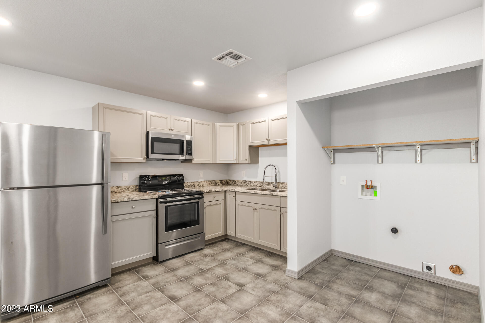 1275 West Broadway Road, Unit 12 Phoenix, AZ 85041 - Photo 14 of 23 14 - Broadway