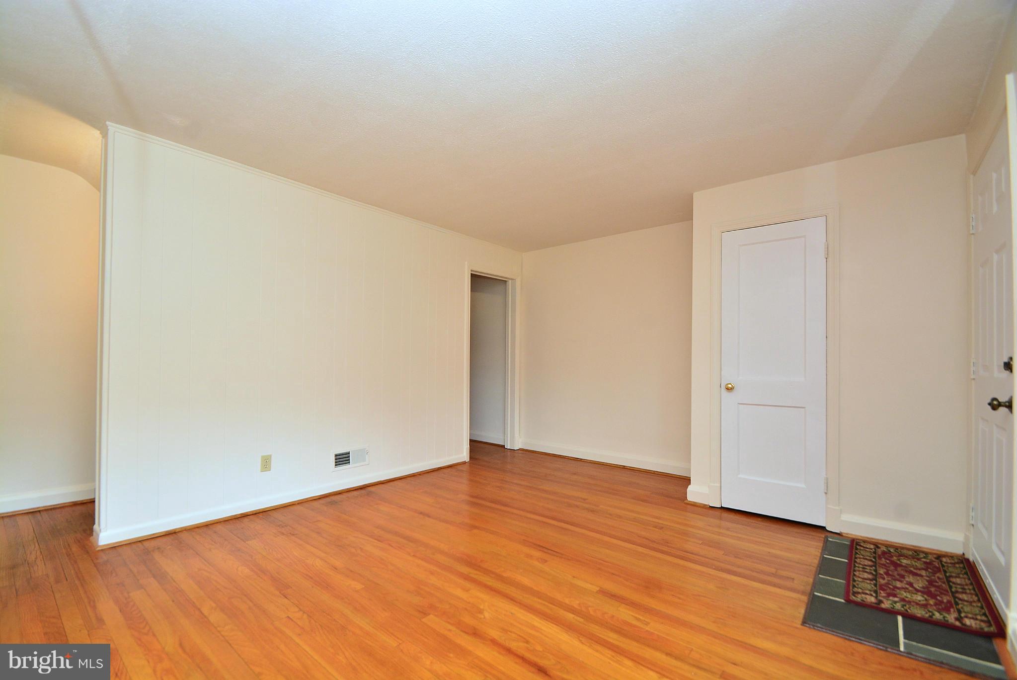 1807 Dunmere Road Baltimore, MD 21222 - Photo 4 of 30 Living Room