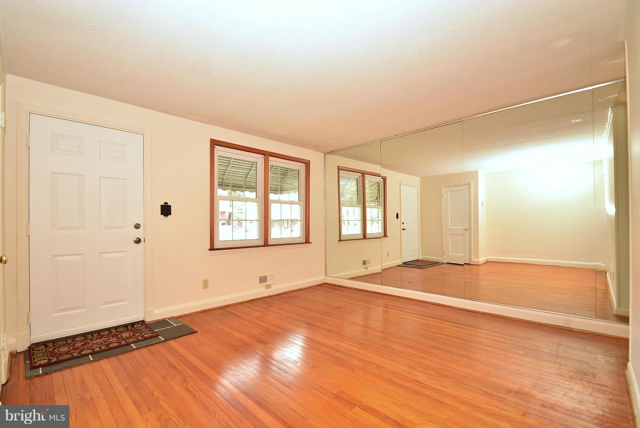1807 Dunmere Road Baltimore, MD 21222 - Photo 5 of 30 Living Room
