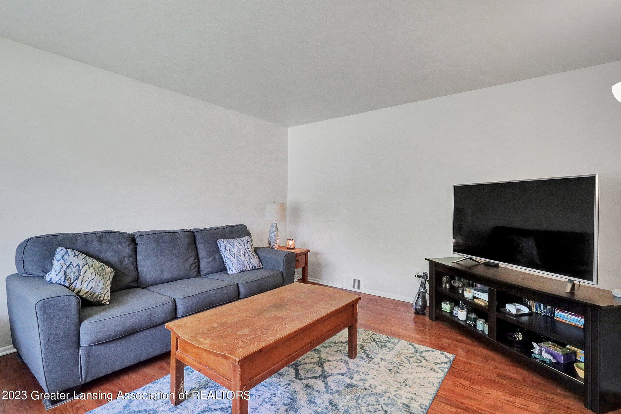 2818 Chatham Road Lansing, MI 48910 - Photo 3 of 27 Living Room