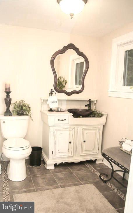 1011 South Rolling Road Baltimore, MD 21228 - Photo 22 of 42 1/2 bath on main level