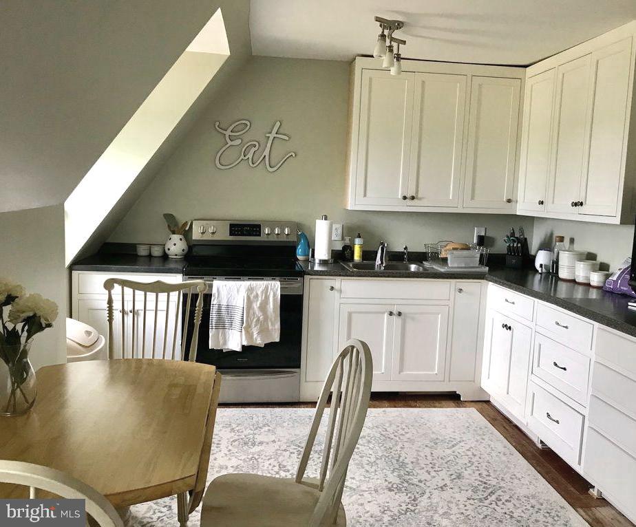1011 South Rolling Road Baltimore, MD 21228 - Photo 31 of 42 3rd Floor Apartment Kitchen