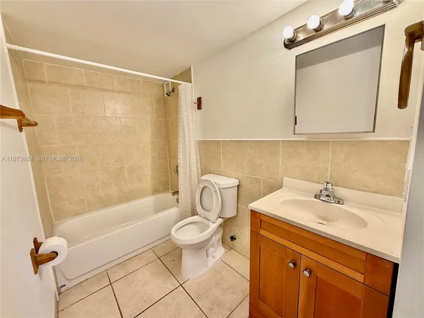 $1,975 | 2008 Jackson Street, Unit D7, Hollywood, FL 33020