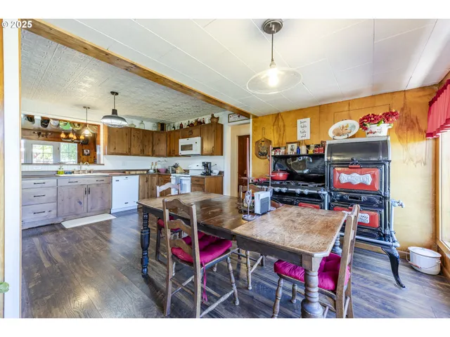 $1,195,000 | 92950 Pitney Lane, Junction City, OR 97448