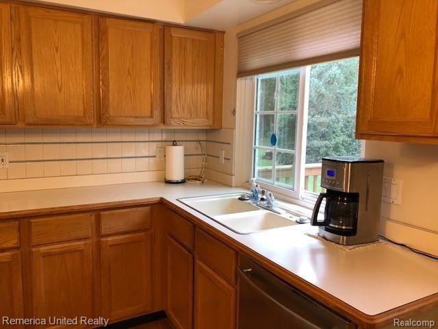 5860 Hathaway Road Canton, MI 48187 - Photo 12 of 48 IMG_0750.jpg