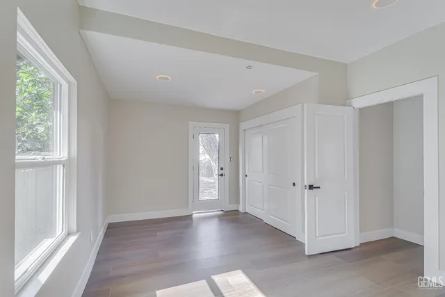 a view of entryway with window