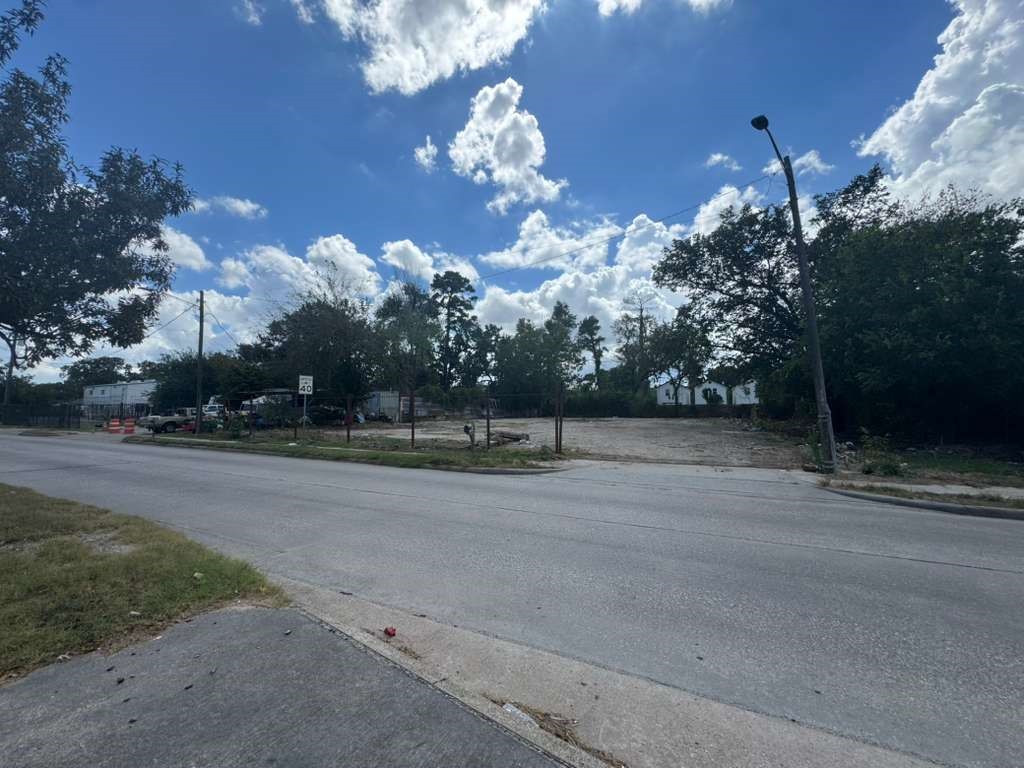 a view of a house with a big yard