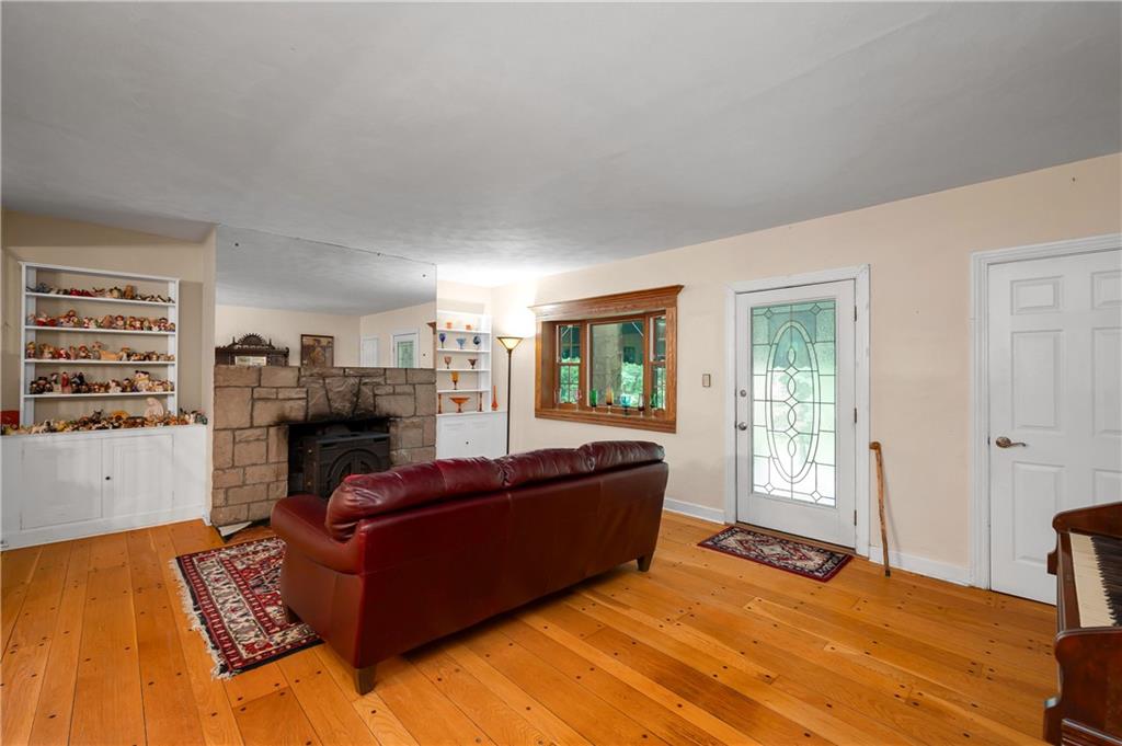 3871 Green Valley Road Pittsburgh, PA 15235 - Photo 6 of 50 Living Room