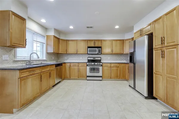 $4,950 | 425 West Street, Unit B, Fort Lee, NJ 07024