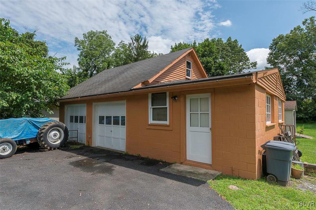 3424 Park Road Bethlehem, PA 18020 - Photo 20 of 21 2 car garage with workshop
