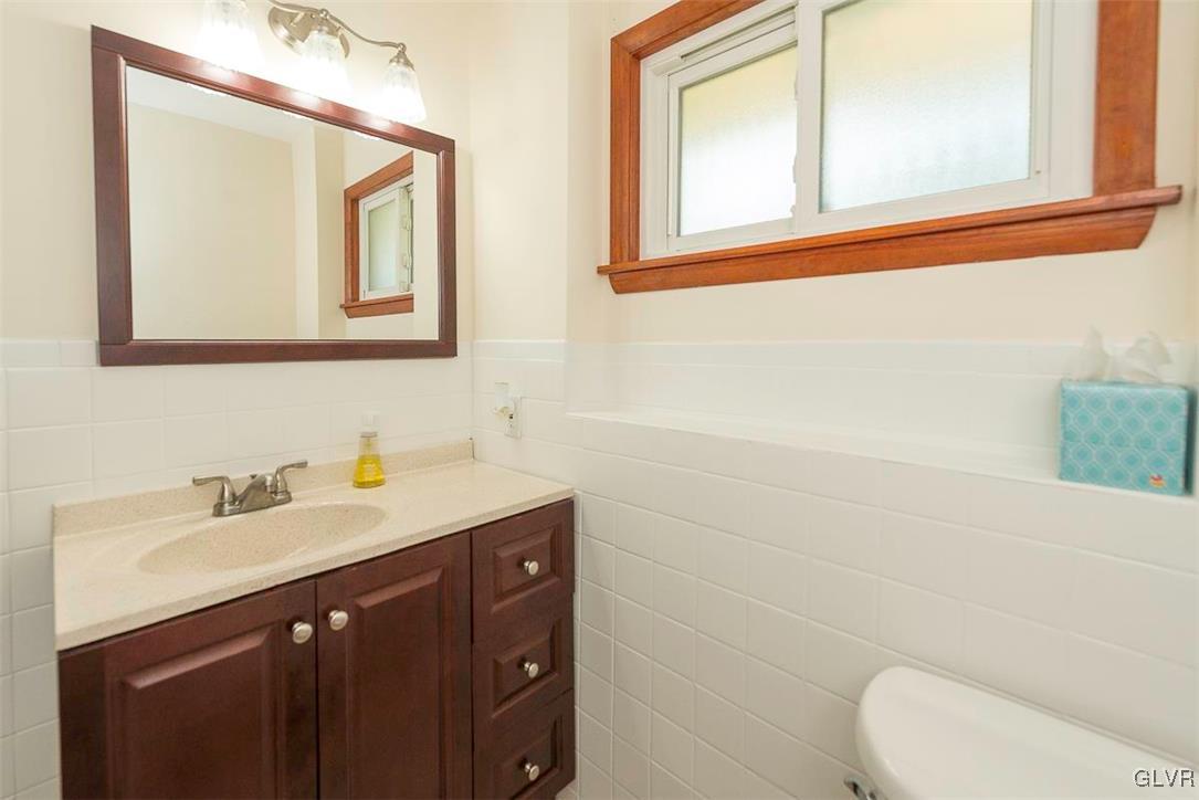 3424 Park Road Bethlehem, PA 18020 - Photo 10 of 21 Newly remodelled main bath