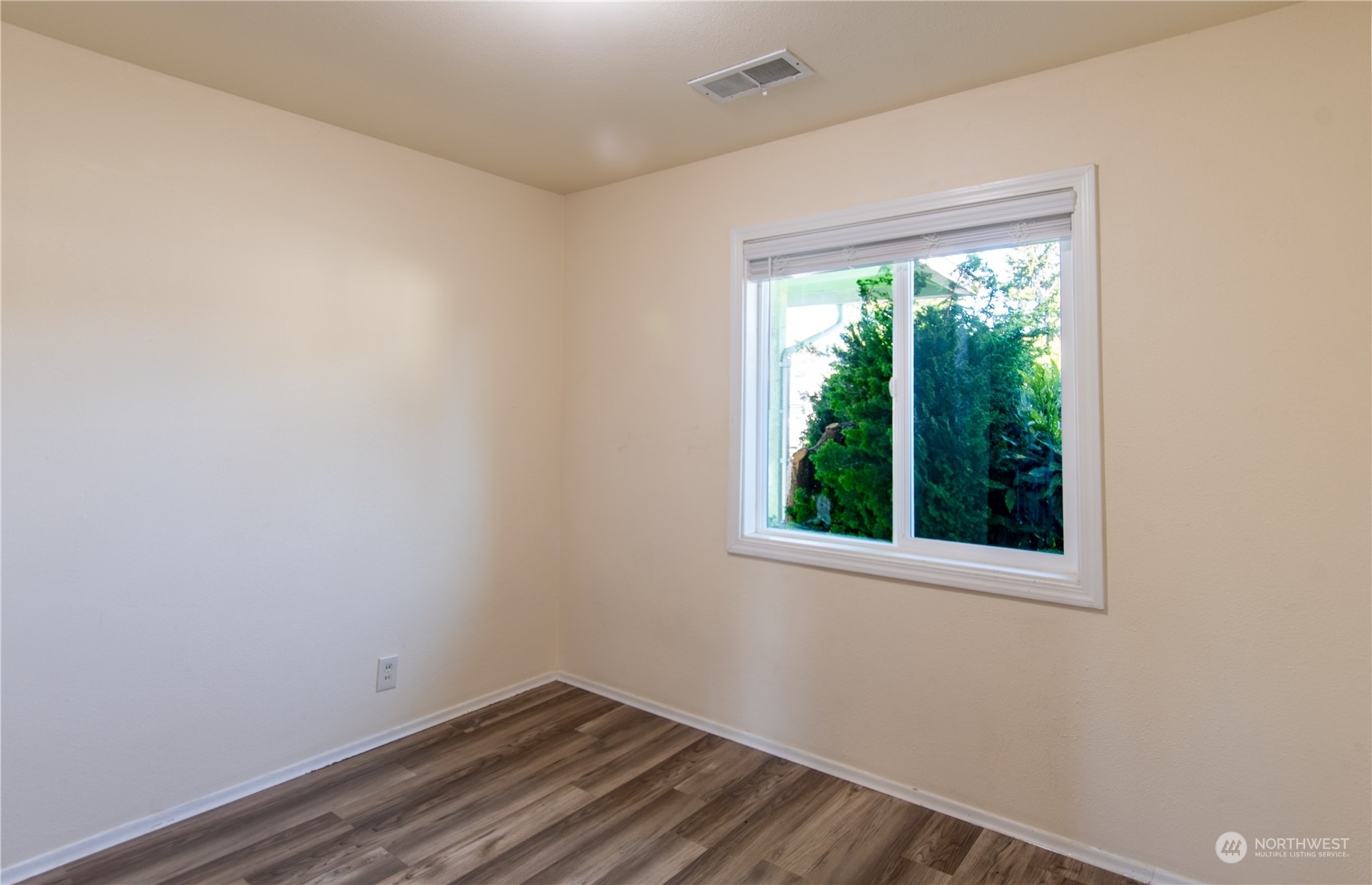 17039 123rd Avenue Southeast Renton, WA 98058 - Photo 8 of 11 an empty room with a window