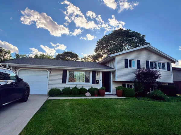 $3,400 | 134 South Salem Drive, Schaumburg, IL 60193