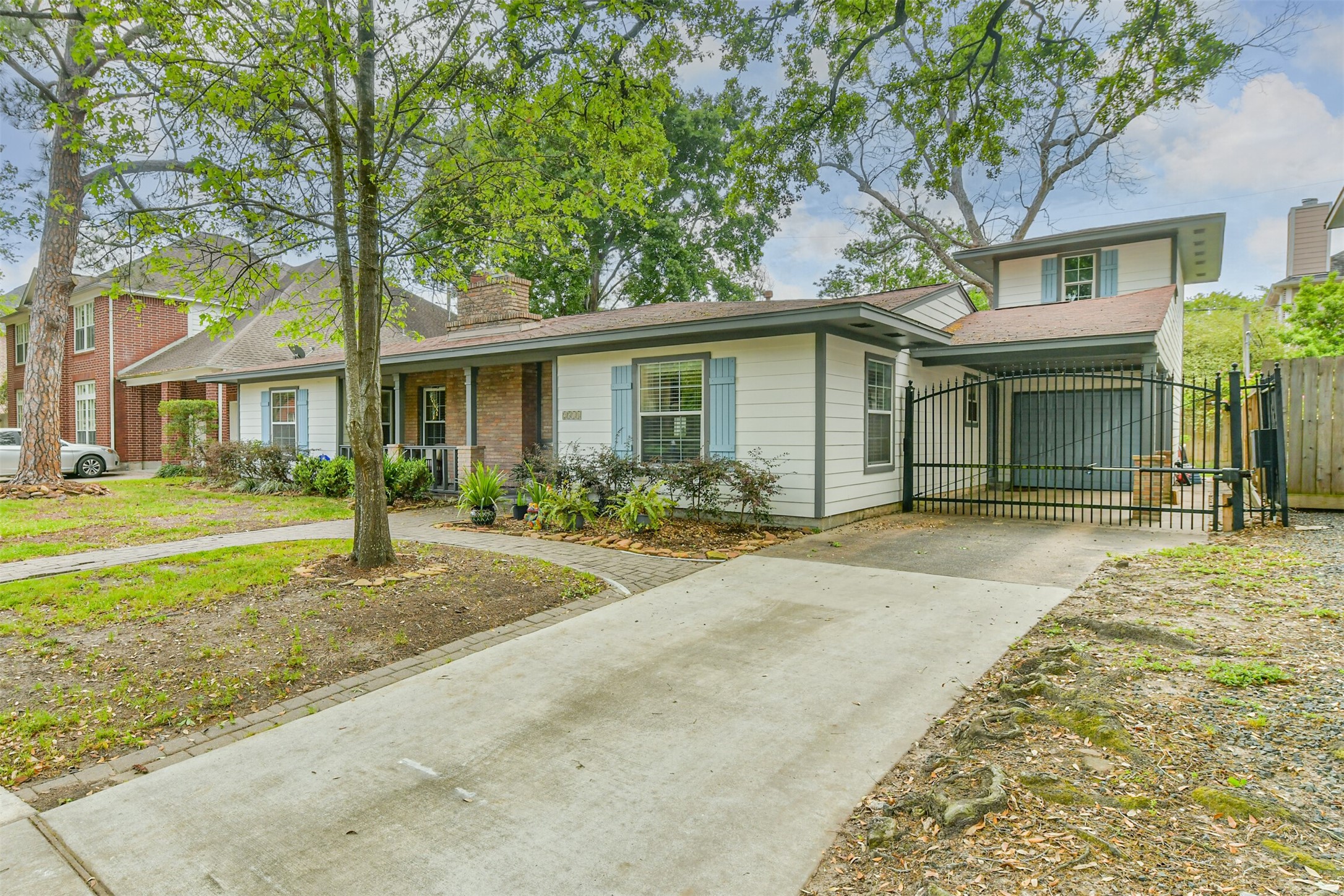 2511 Watts Street Houston, TX 77030 - Photo 2 of 34 Plenty of room in this long gated driveway leading to your garage and (bonus) porte cochere for your vehicles.