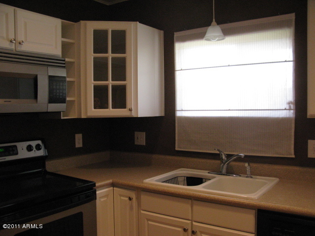 1529 East Granada Road Phoenix, AZ 85006 - Photo 3 of 26 Kitchen w/ Fresh New Cabinets