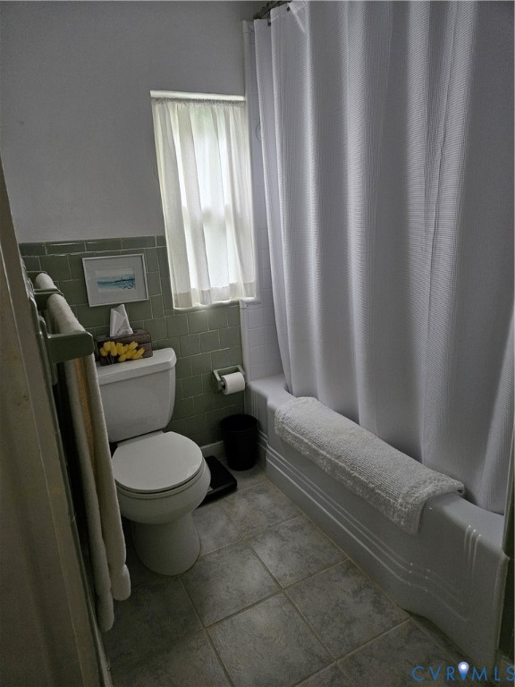 12262 Welling Hall Road Doswell, VA 23047 - Photo 14 of 42 a bathroom with a toilet a sink and a mirror