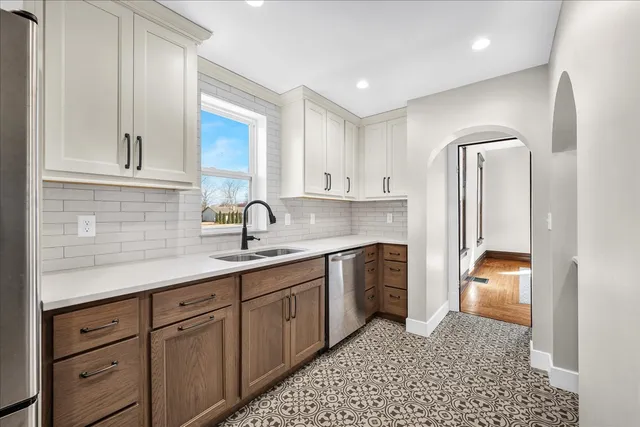 $234,900 | 11 East 3rd Street, El Paso, IL 61738