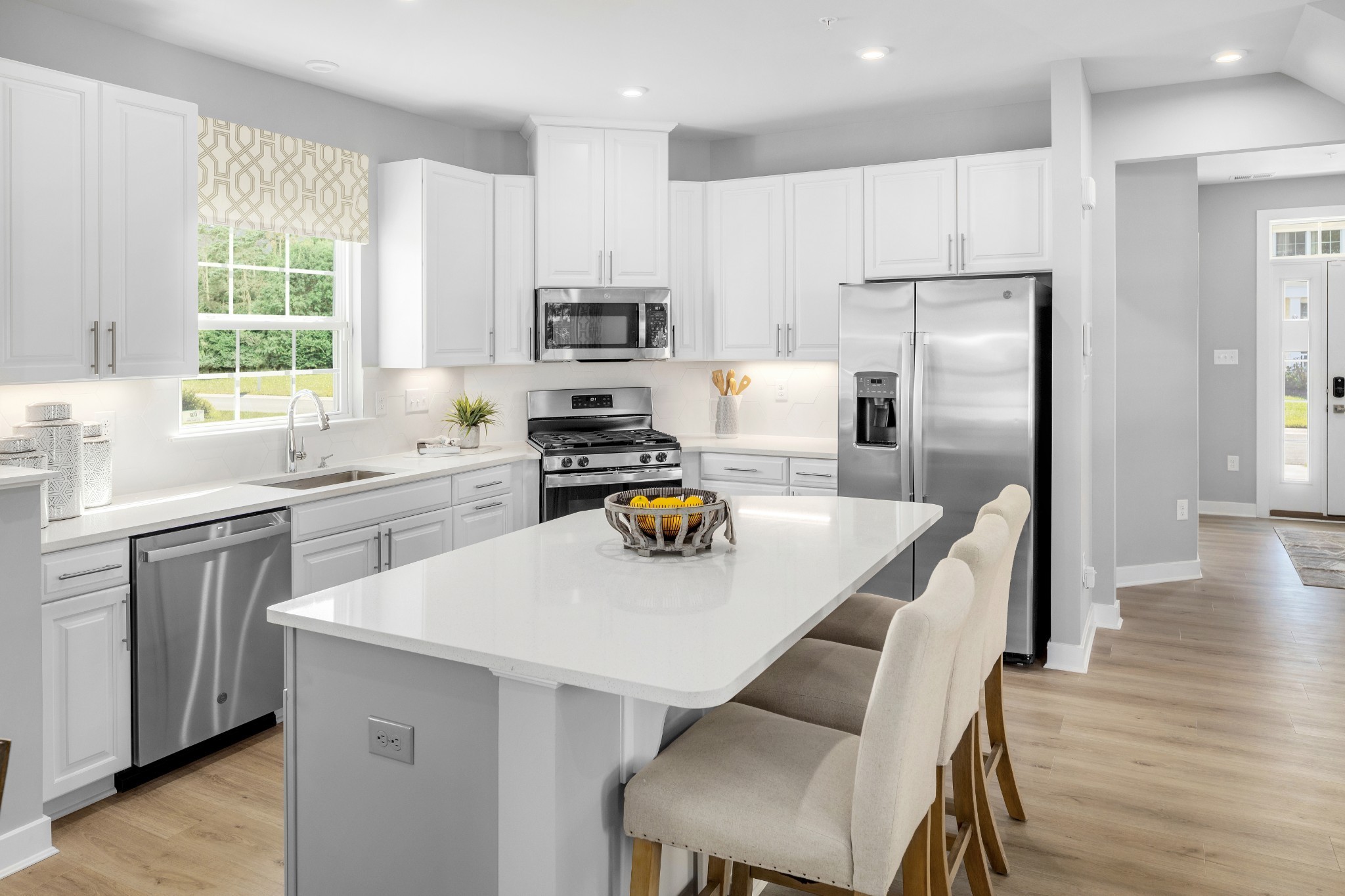 4032 Oglethorpe Drive Franklin, TN 37064 - Photo 31 of 34 a kitchen with stainless steel appliances a refrigerator a sink a stove a table and chairs