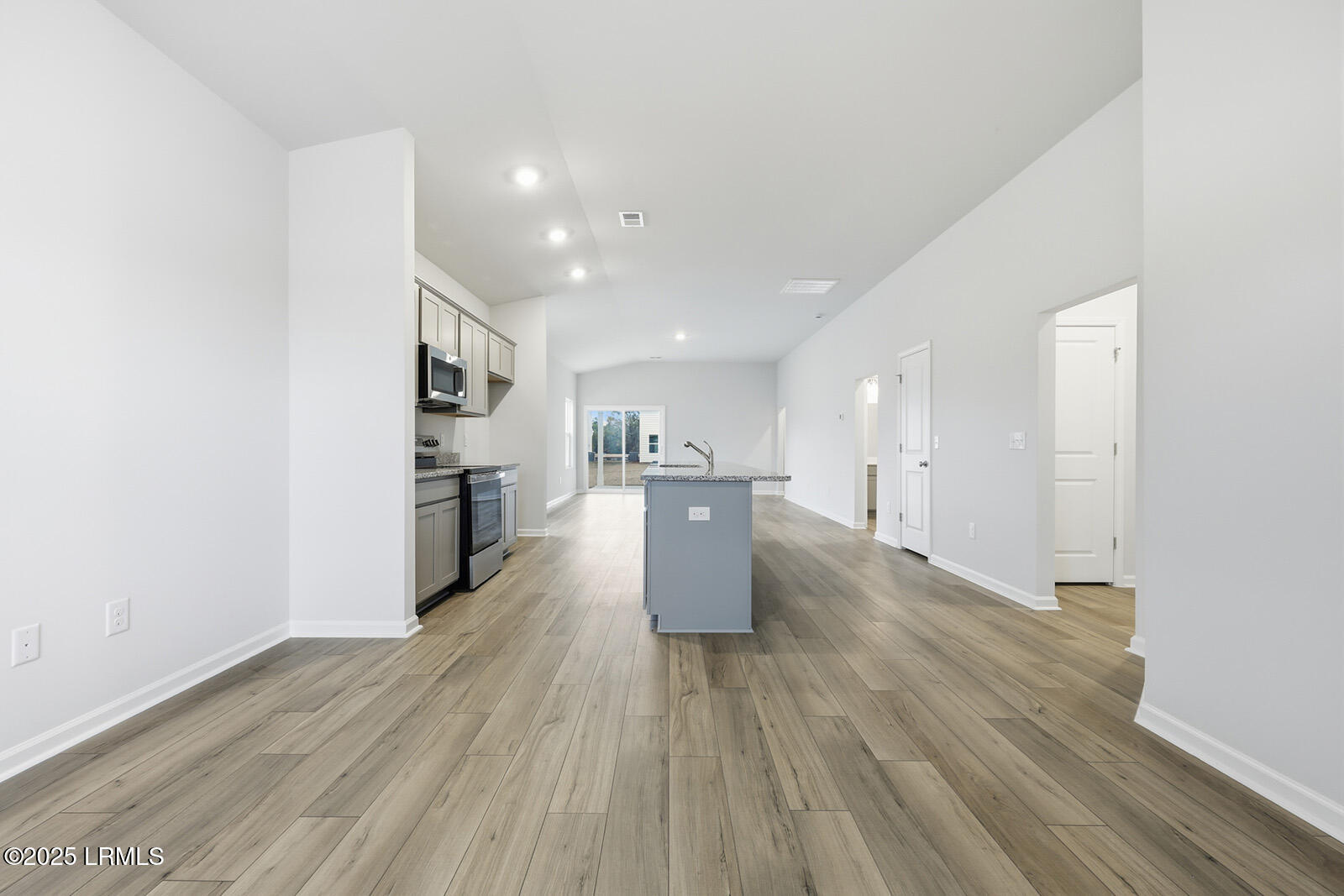 54 Concourse Drive Ridgeland, SC 29936 - Photo 2 of 25 Entry/Flex Space