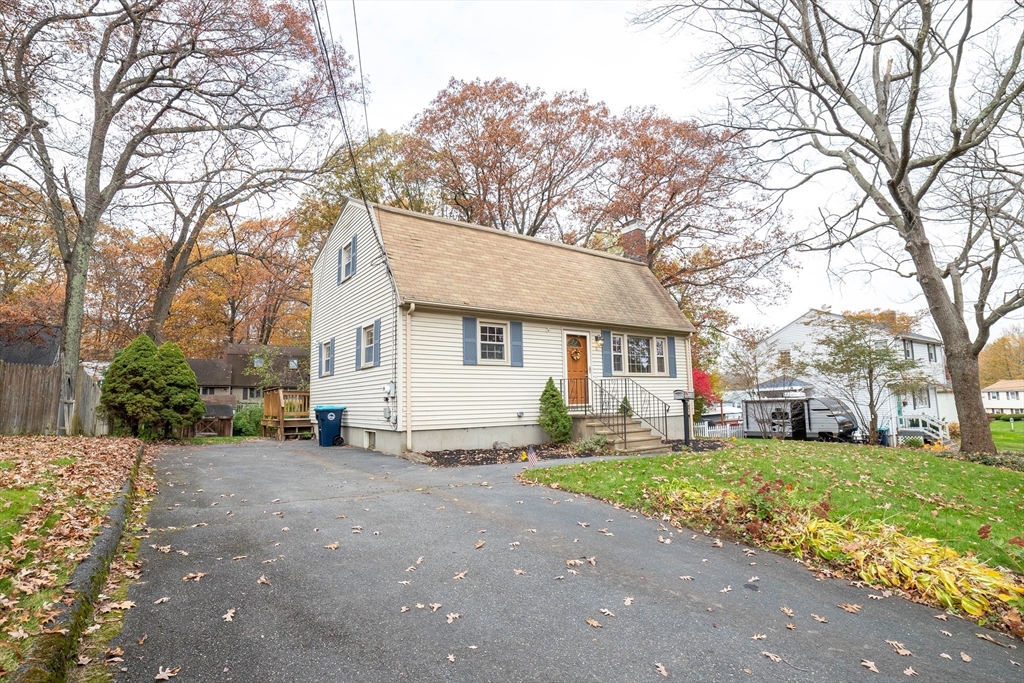 a view of a yard in front of a house