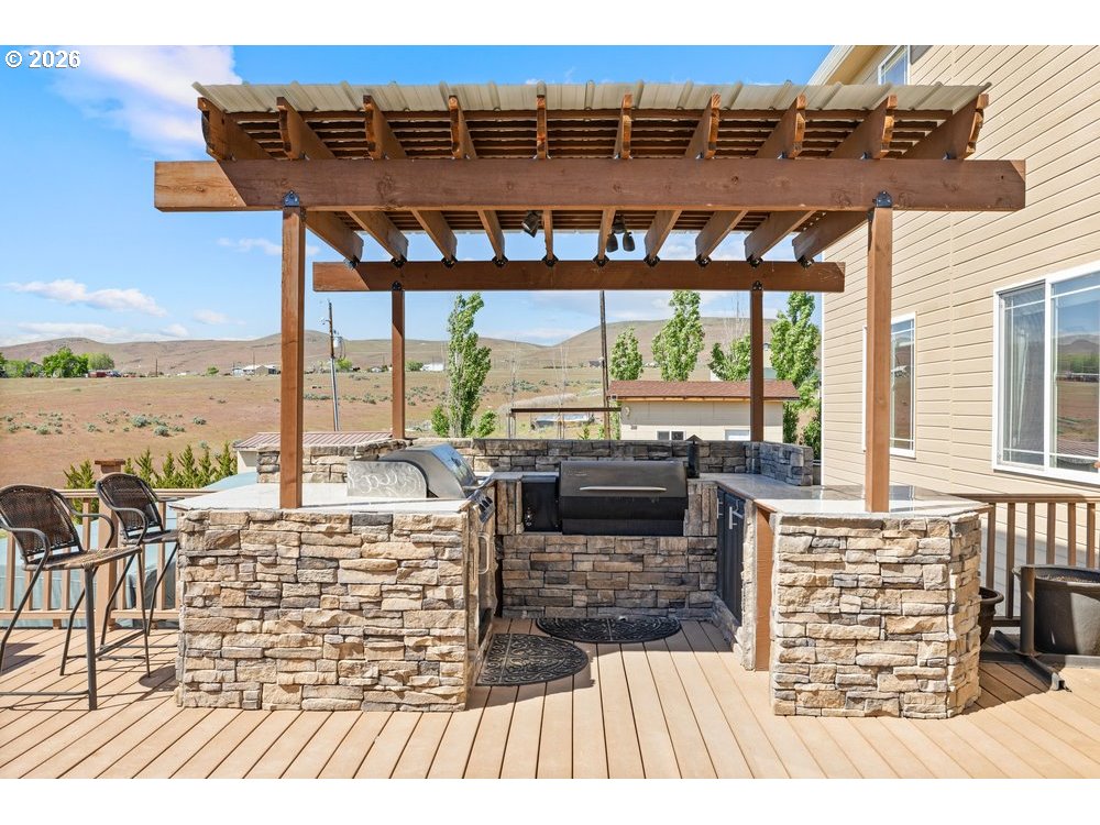 500 St Hilaire Road Yakima, WA 98901 - Photo 22 of 29 a view of a roof deck