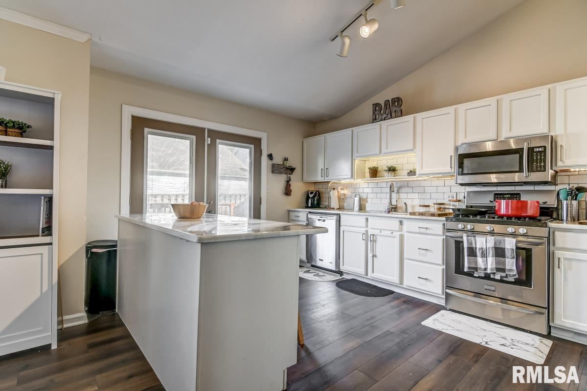 3701 Castle Hill Boulevard Springfield, IL 62712 - Photo 9 of 42 Gallery Image 9