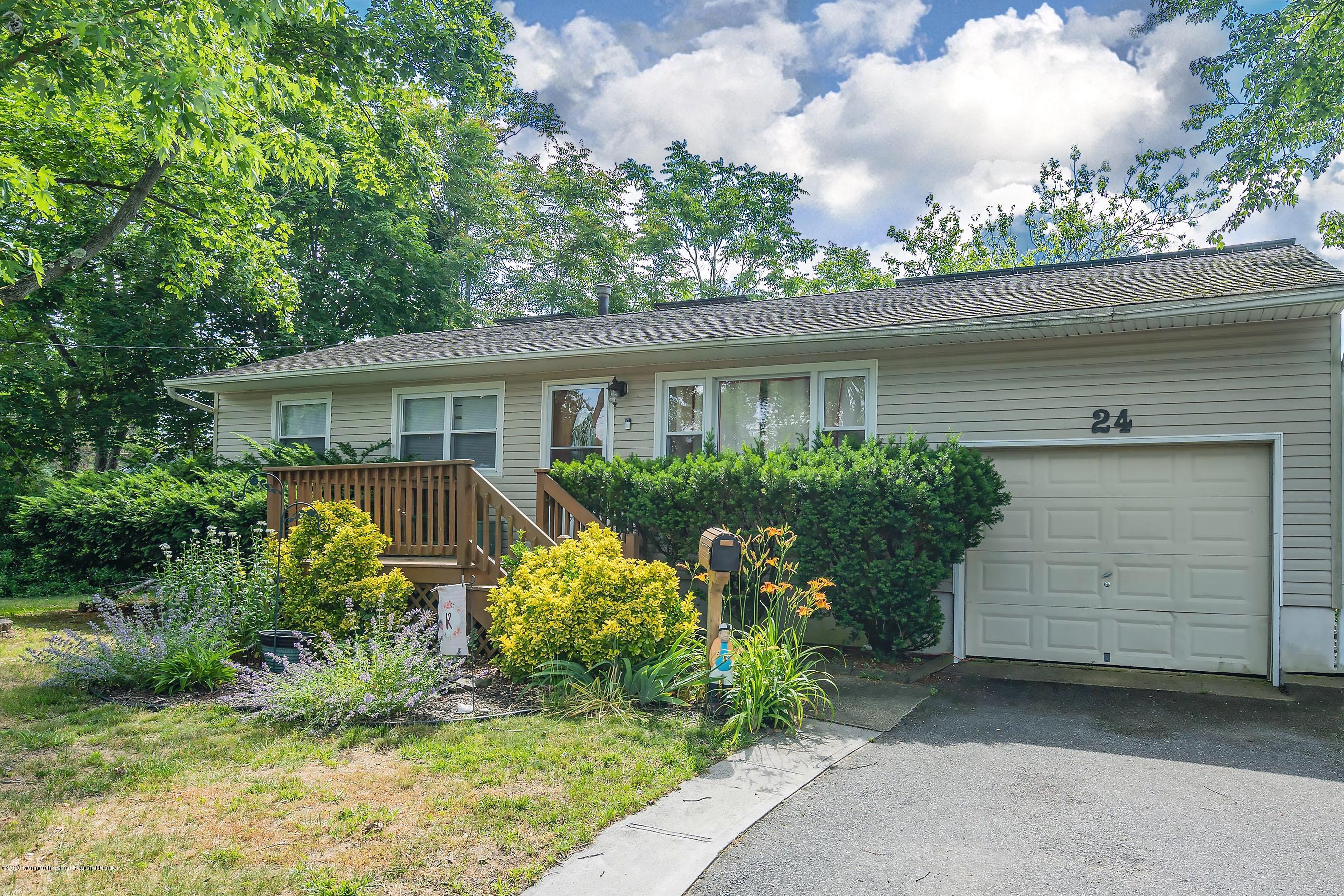 24 Amherst Road Toms River, NJ 08757 - Photo 6 of 28 Front right