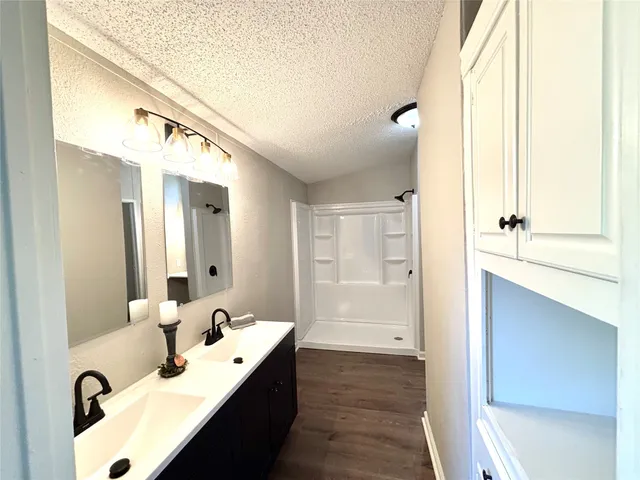 a en suite bathroom with a double vanity sink and mirror