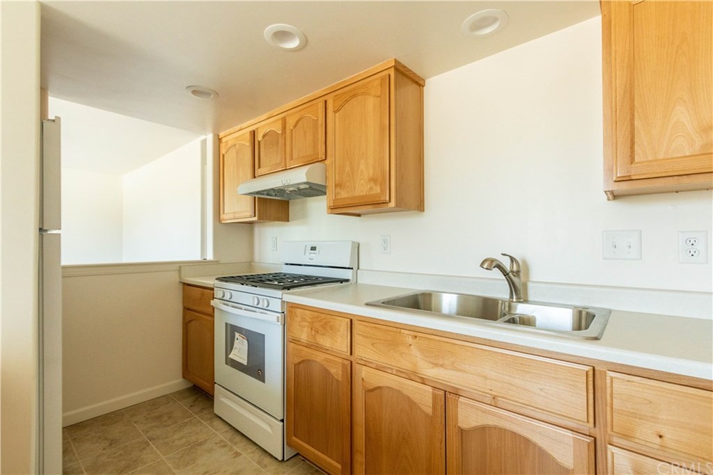 914 Brookhill Drive Paso Robles, CA 93446 - Photo 9 of 20 a kitchen with a sink stove and cabinets