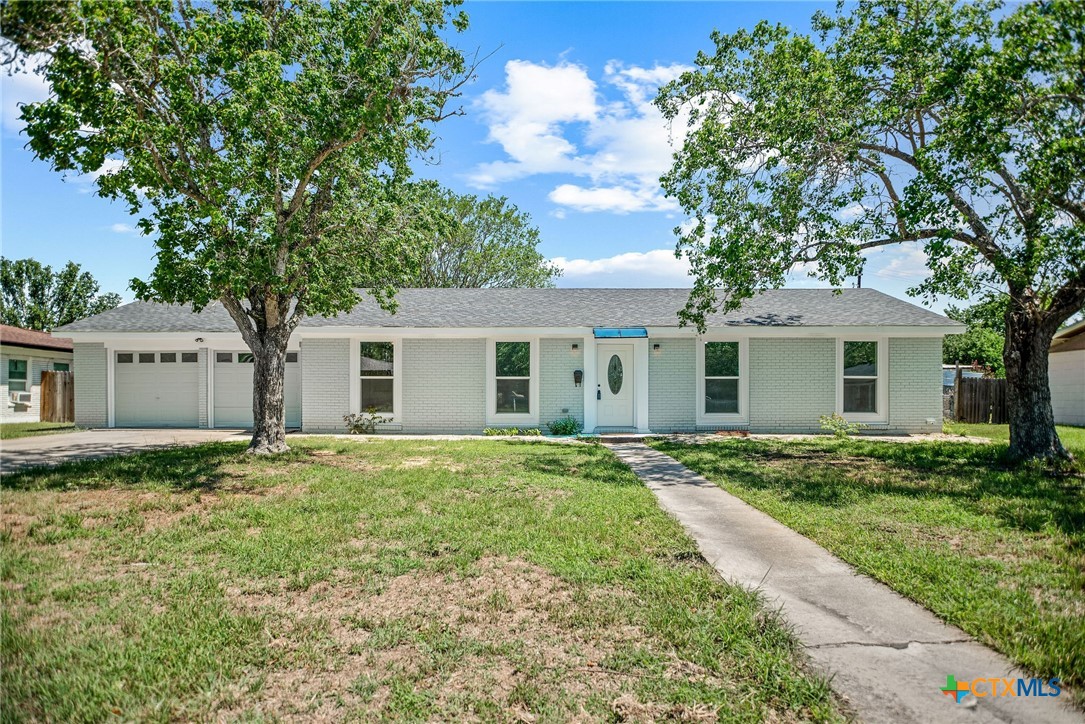 Welcome Home to 210 Travis, Port Lavaca TX 77979!