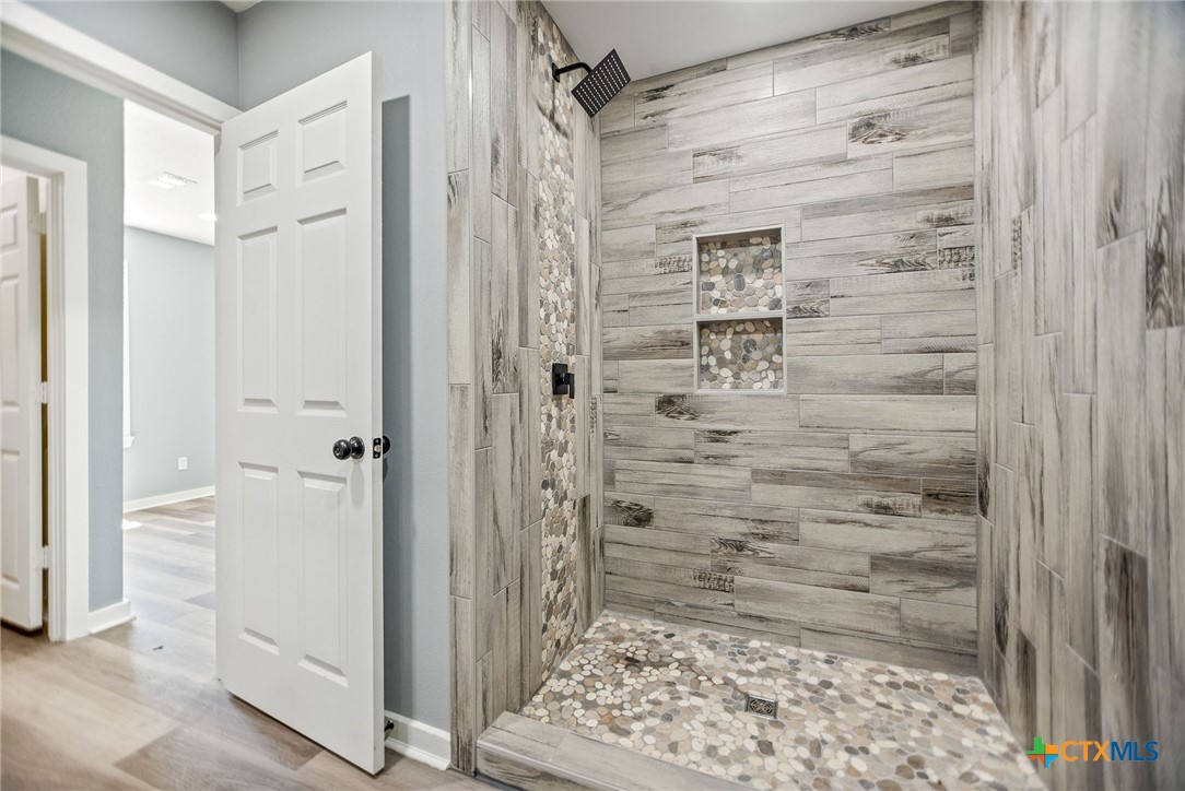 210 Travis Street Port Lavaca, TX 77979 - Photo 10 of 28 En-suite bathroom.
