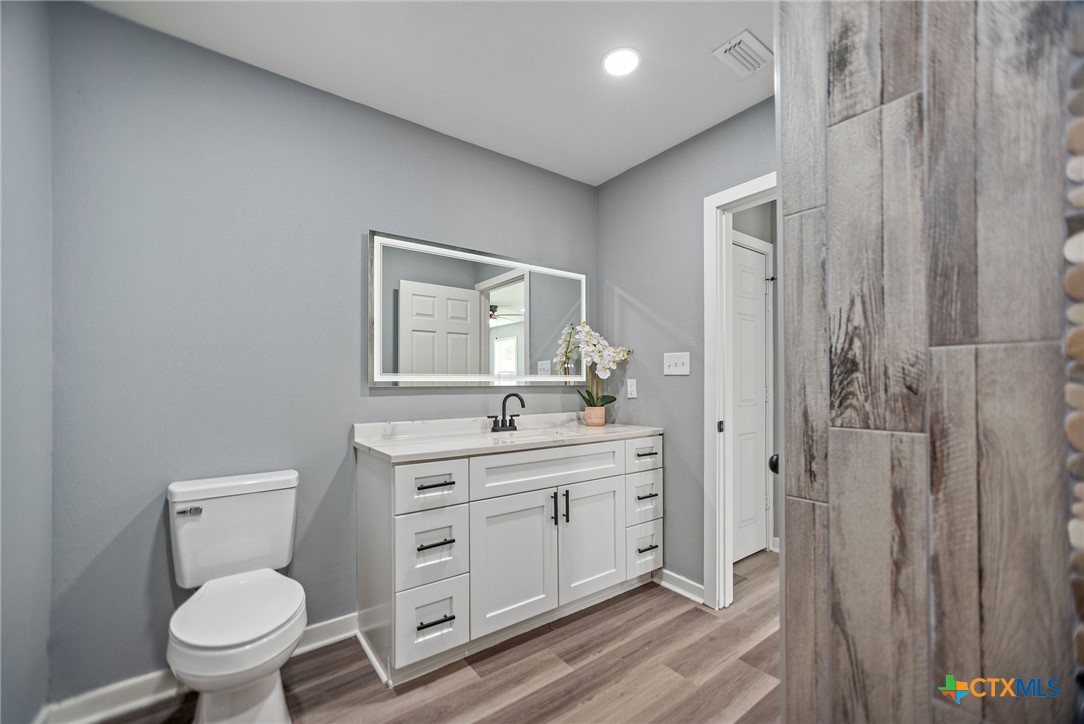 210 Travis Street Port Lavaca, TX 77979 - Photo 12 of 28 En-suite bathroom.