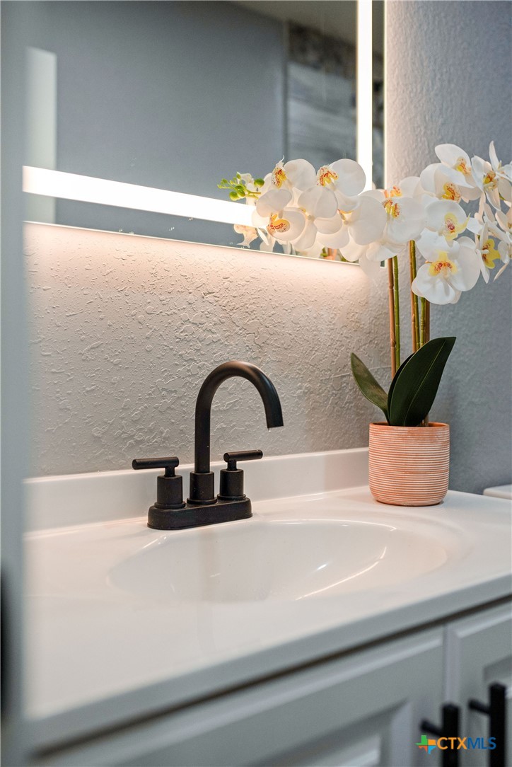 210 Travis Street Port Lavaca, TX 77979 - Photo 18 of 28 Hallway/guest bathroom.