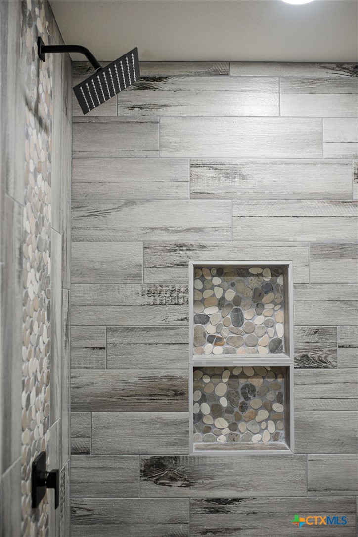 210 Travis Street Port Lavaca, TX 77979 - Photo 9 of 28 En-suite bathroom