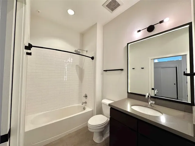 $2,400 | 507 Sabine Street, Unit 802, Austin, TX 78701