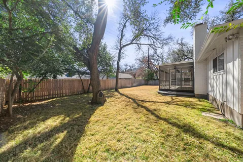 a view of back yard of the house