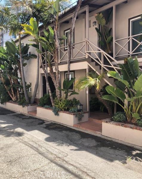 3315 Strongs Drive, Unit B Venice, CA 90292 - Photo 12 of 15 a house with a outdoor space