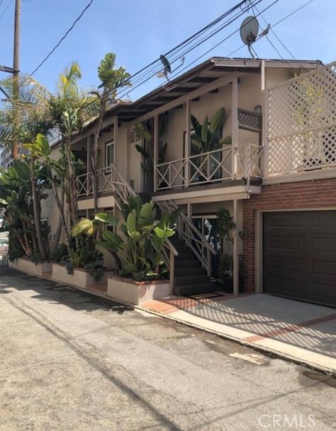 3315 Strongs Drive, Unit B Venice, CA 90292 - Photo 13 of 15 a front view of a house