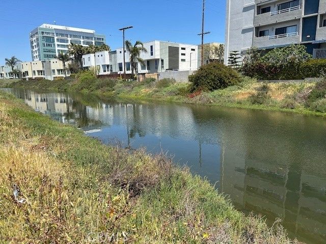 a view of residential houses with outdoor space and lake view