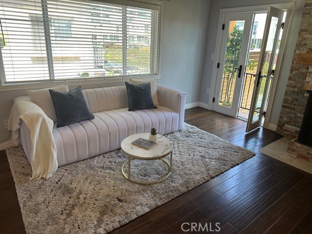 3315 Strongs Drive, Unit B Venice, CA 90292 - Photo 6 of 15 a living room with furniture and a large window