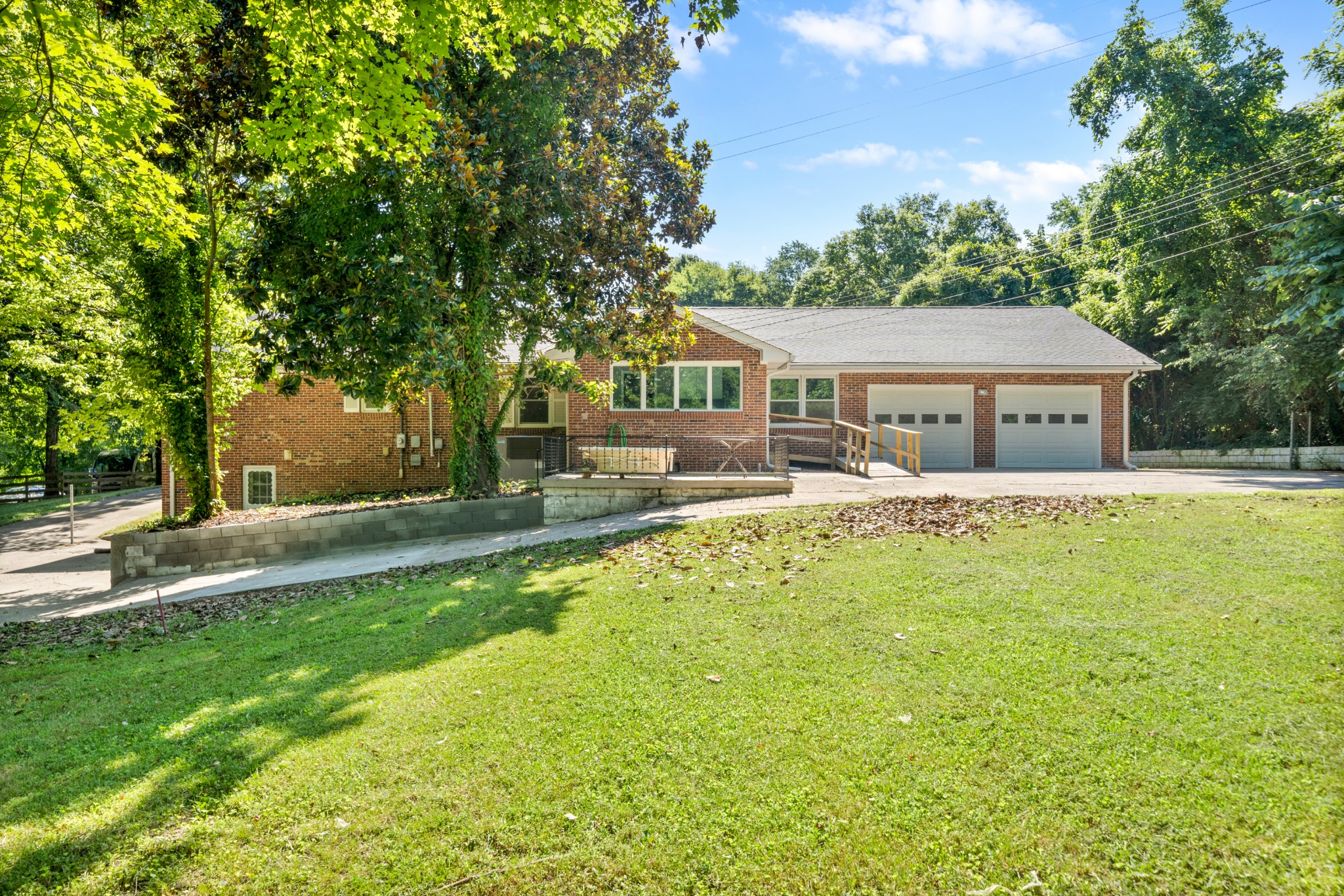 964 Gratton Road Clarksville, TN 37043 - Photo 38 of 43 a front view of a house with garden