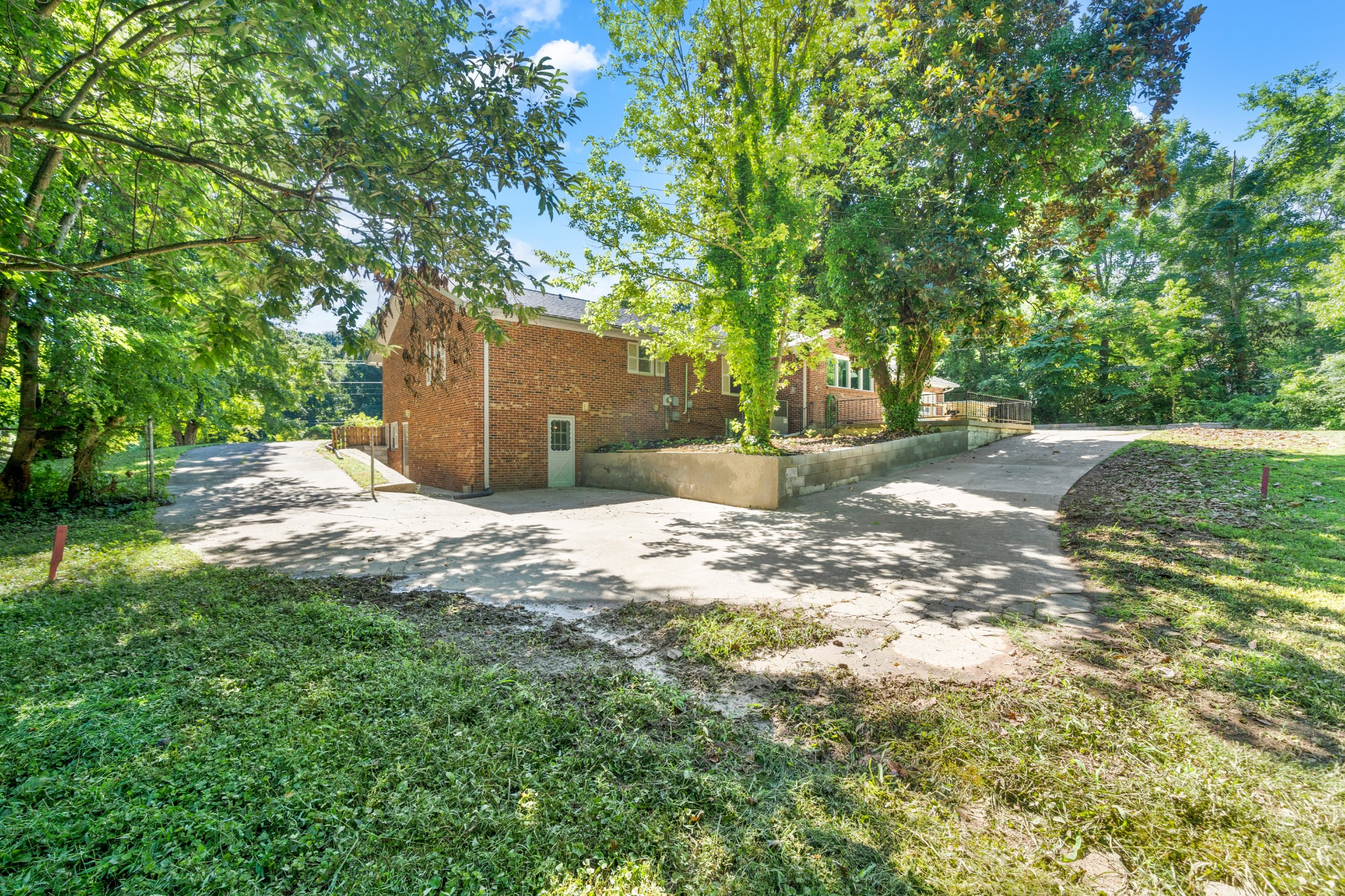 964 Gratton Road Clarksville, TN 37043 - Photo 40 of 43 a view of a yard with plants and a large tree