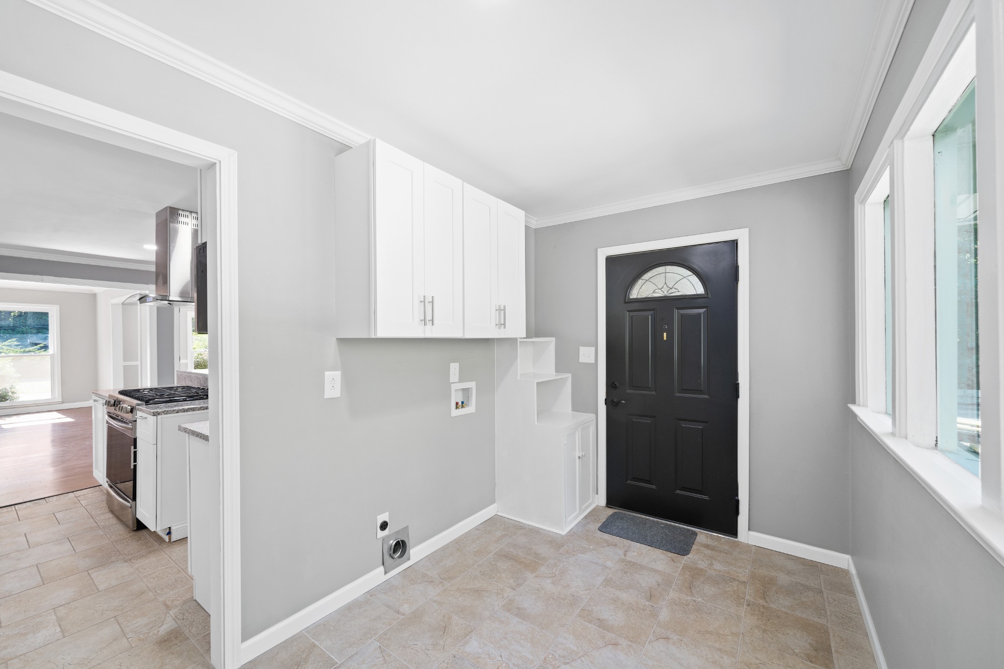 964 Gratton Road Clarksville, TN 37043 - Photo 7 of 43 an empty room with kitchen and entryway